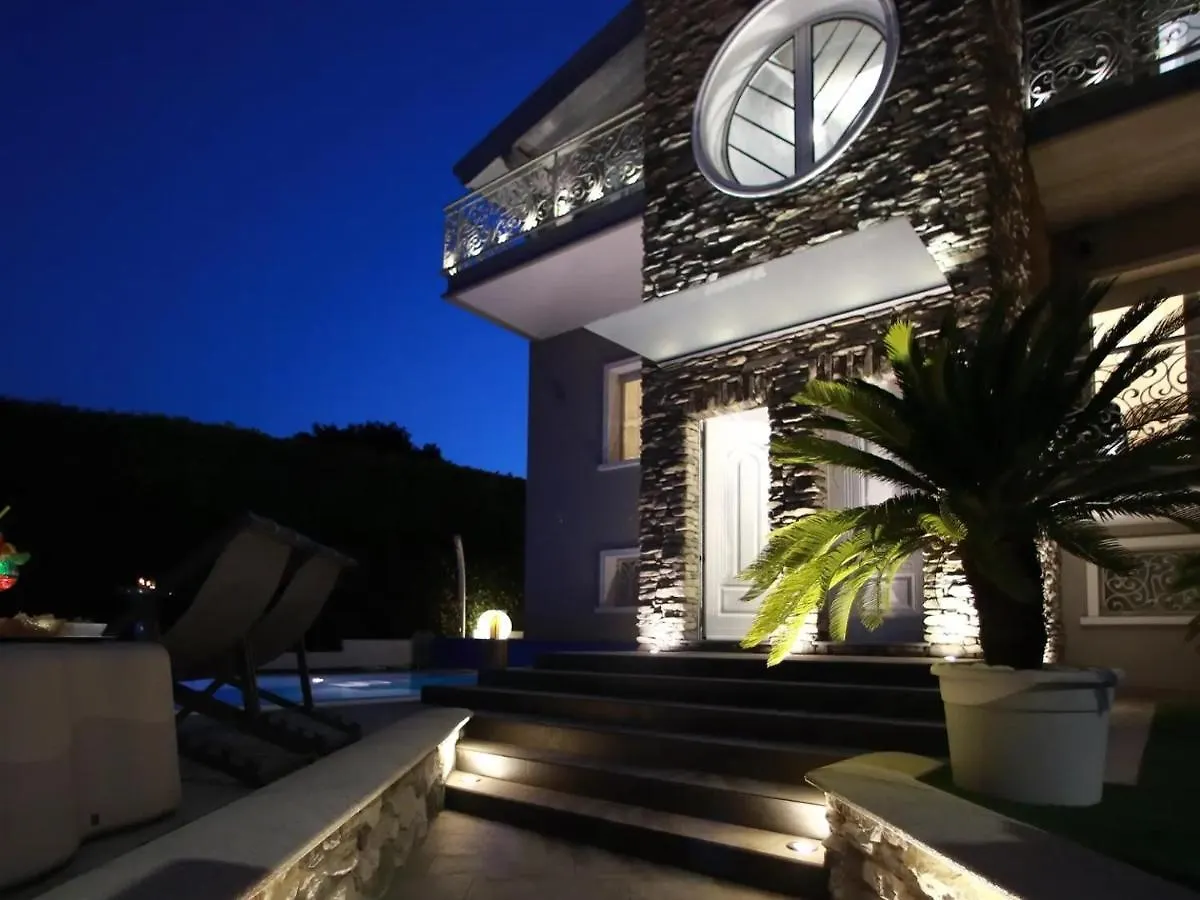 B&B Bellavista Exclusive In Zona Centrale Con Piscina Riscaldata E Jacuzzi Vista Lago Desenzano del Garda 3*,  Italy