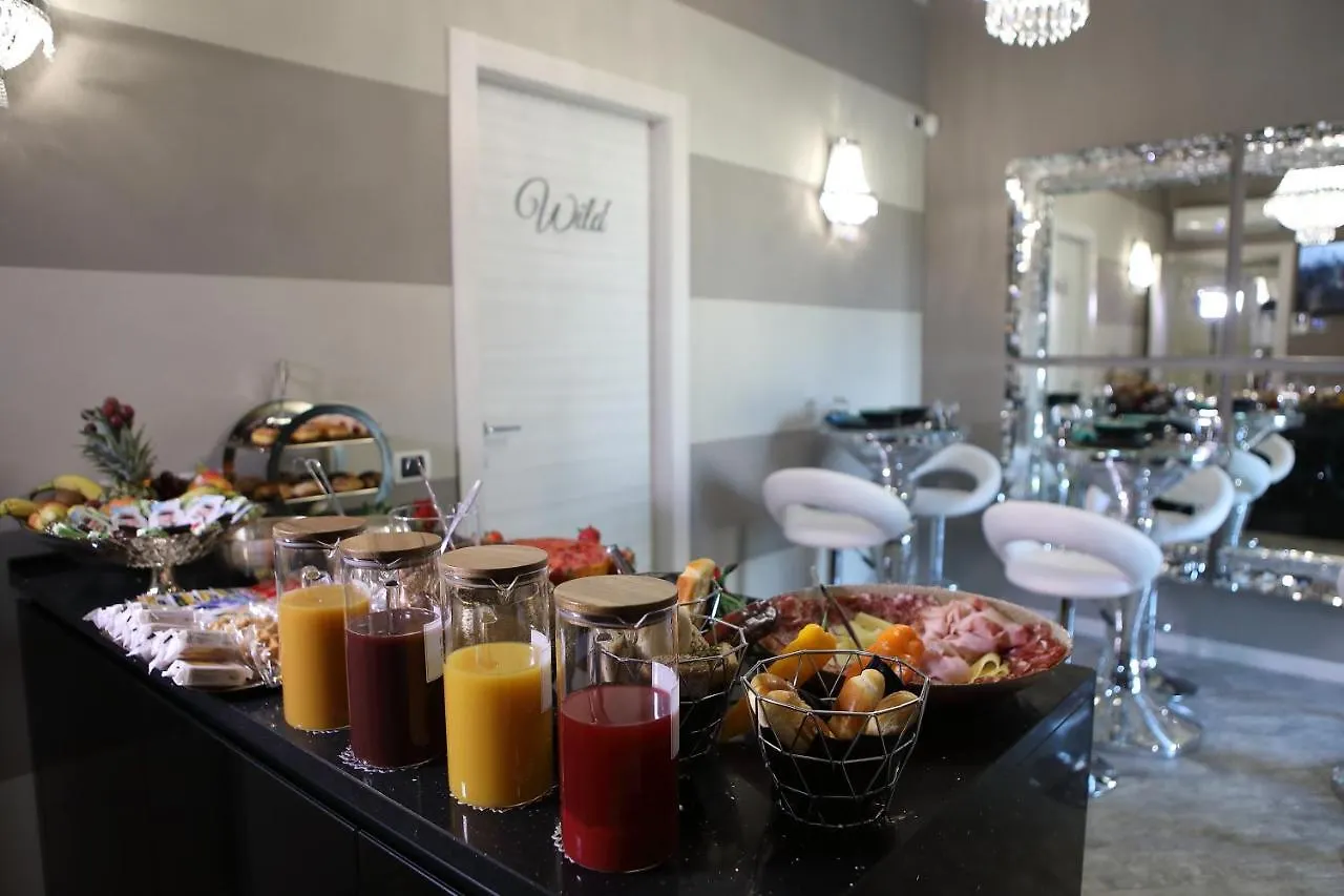 *** Bed & Breakfast B&B Bellavista Exclusive In Zona Centrale Con Piscina Riscaldata E Jacuzzi Vista Lago Desenzano del Garda Italy