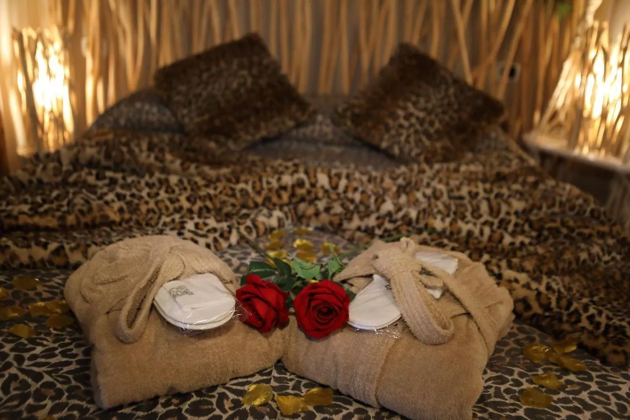 B&B Bellavista Exclusive In Zona Centrale Con Piscina Riscaldata E Jacuzzi Vista Lago Desenzano del Garda Bed & Breakfast