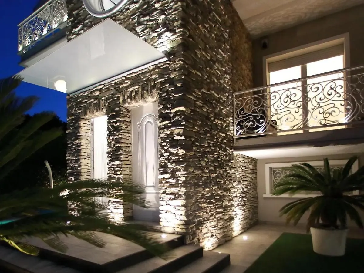 B&B Bellavista Exclusive In Zona Centrale Con Piscina Riscaldata E Jacuzzi Vista Lago Desenzano del Garda